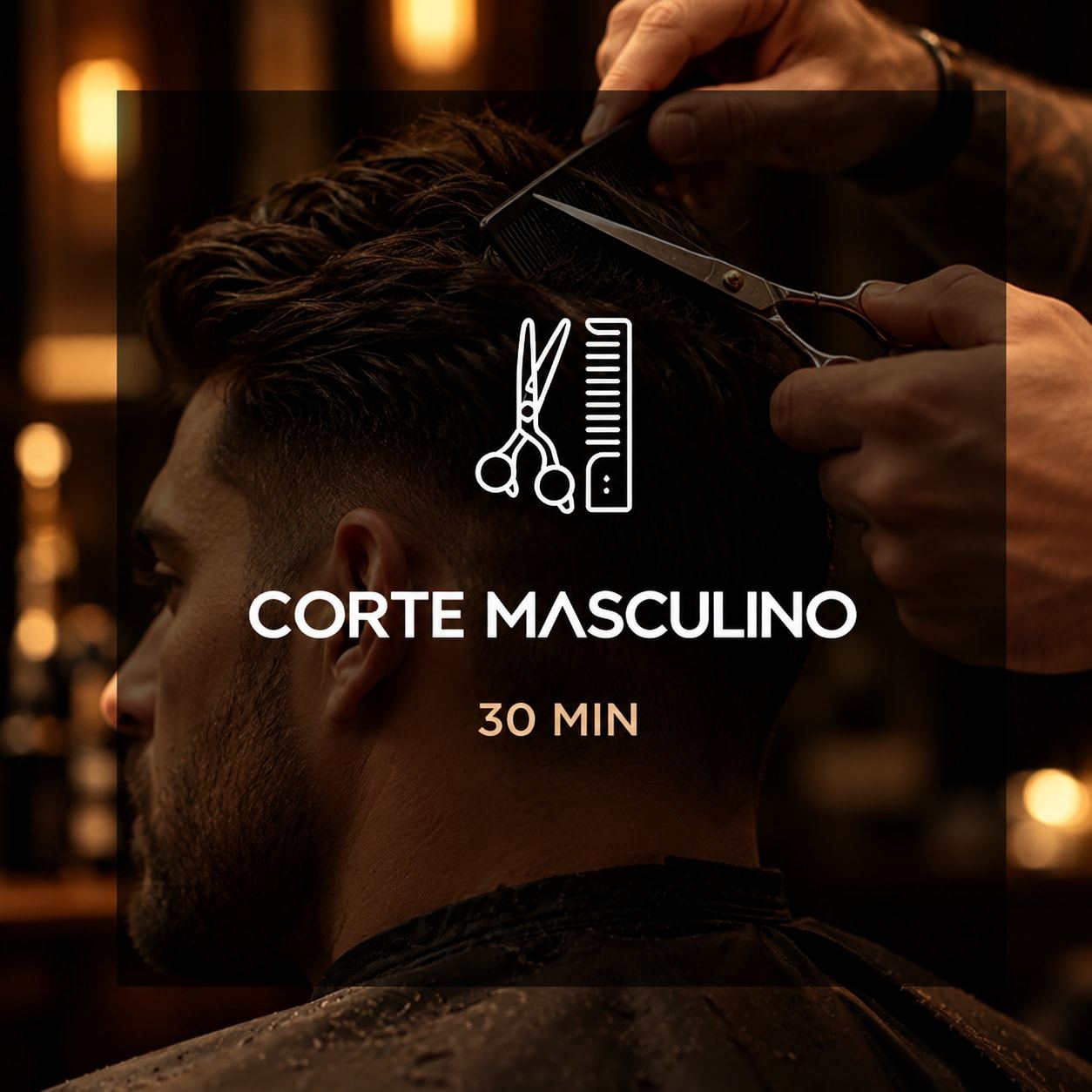 Barbeiro finalizando um corte masculino a tesoura e pente, visto de trás.