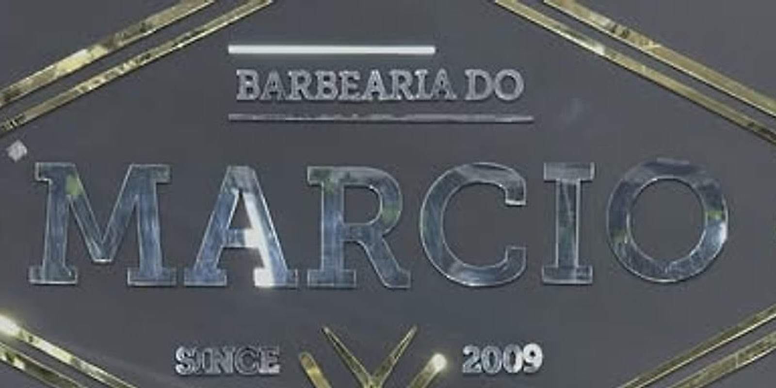 Letreiro da Barbearia do Márcio na parede do salão