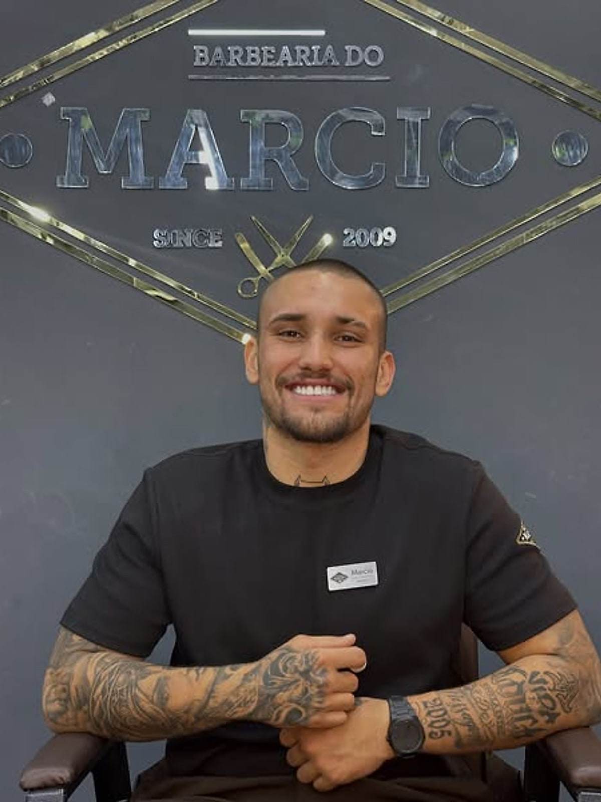 Letreiro da Barbearia do Márcio na parede do salão