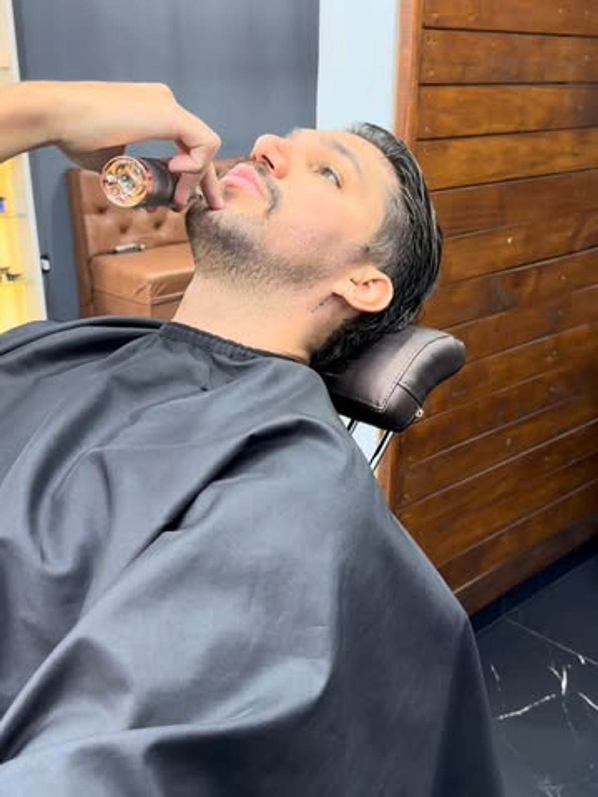 Acabamento da barba na cadeira da barbearia